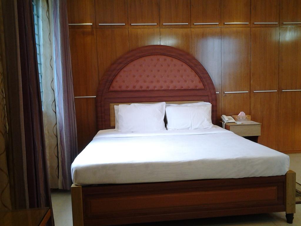 Hotel Afford Inn Дакка Экстерьер фото